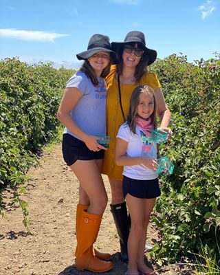 Hey y’all I have to say it was SO nice getting out of the house to be in the fresh air and getting some vitamin D and going out to Watsonville to pick berries with my girls was the best way to still do some social distancing. Hope everyone is doing well and able to get out and soak up some sun!🌞#funinthesun☀️ •
•
•

#mytravel #styleblogger #fashionstyle #40plusstyle #fashionista #fashionlove #fashionbloggers #fashionblog #travelblogger #travel #traveller #travelblog #traveling #travelstyle #lifestyleblogger #life #lifestyle #lifestylebloggers #bayareablogger #traverler #dametraveler #dametravelers #fashionblogger #lifestyleblog